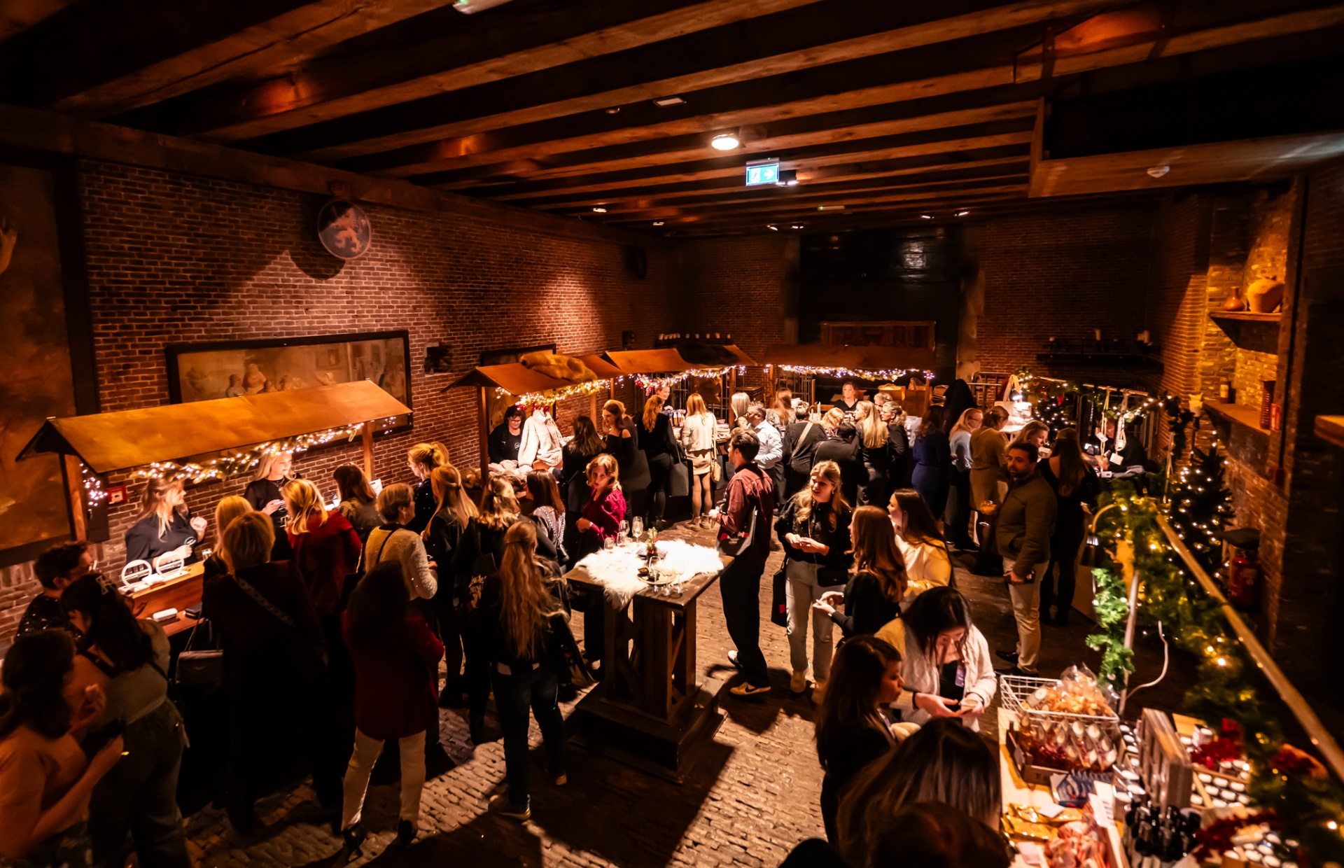 Druk bezochte geschenkenmarkt met medewerkers